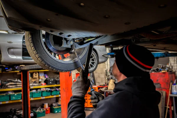 Automechanik Pracující Garáži — Stock fotografie