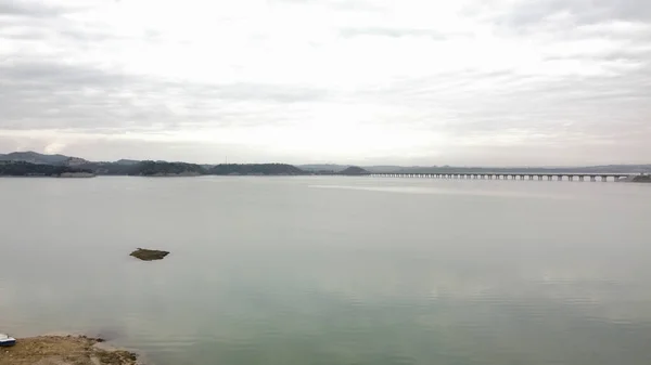 Bela Paisagem Com Lago — Fotografia de Stock