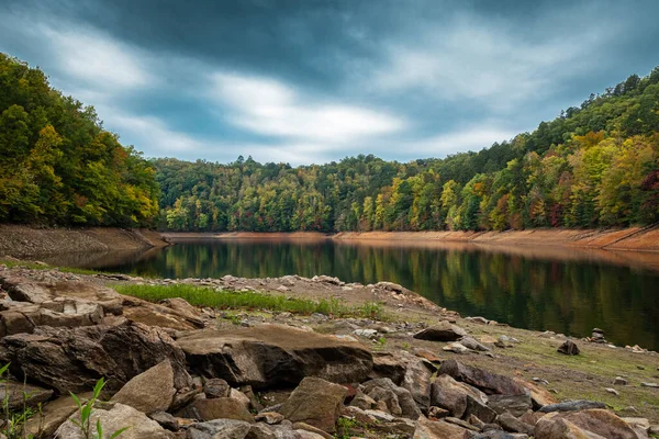 Krásná Podzimní Krajina Řekou Lesem — Stock fotografie