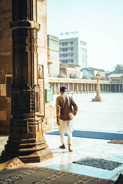 Joven Caminando Por Calle —  Fotos de Stock