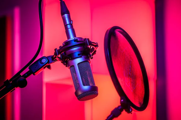 Microfone Fundo Vermelho — Fotografia de Stock
