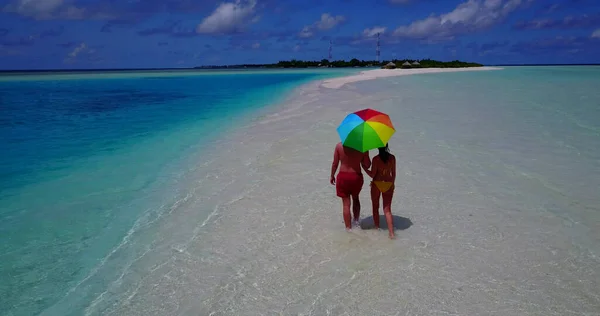 Bella Coppia Romantica Sulla Spiaggia — Foto Stock