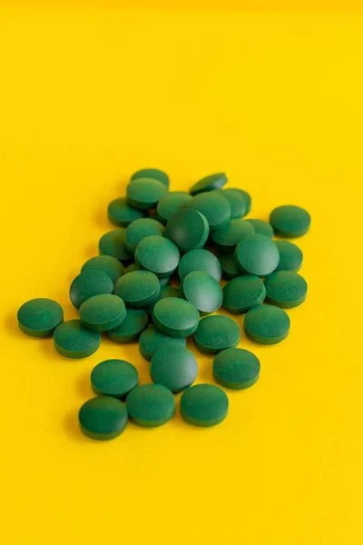 Green Pills Yellow Background — Stock Photo, Image