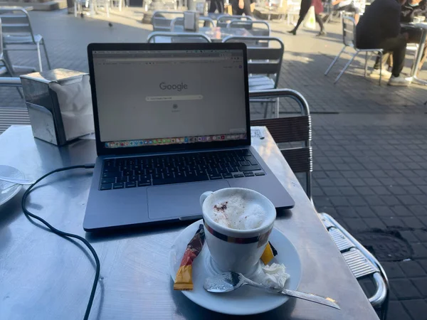 Eine Tasse Kaffee Und Ein Laptop Auf Einem Tisch — Stockfoto