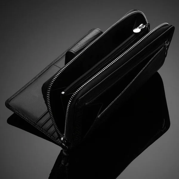 黒い革の財布と黒い背景の白い財布 — ストック写真