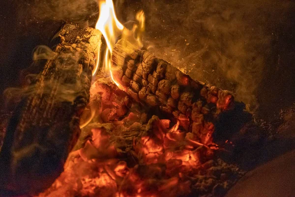 Flammen Auf Einer Feuerstelle — Stockfoto