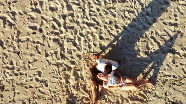 Giovane Donna Con Figlia Spiaggia — Foto Stock