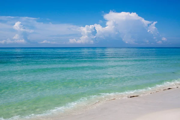 Schöner Tropischer Strand Mit Blauem Himmel — Stockfoto