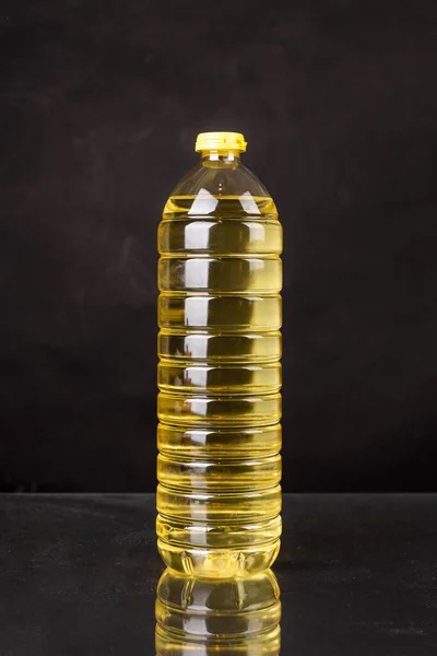 Бутылка Масла Свежий Зеленый Горох Черном Фоне — стоковое фото