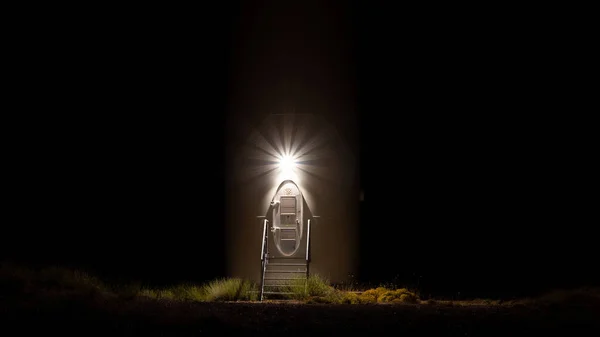 Eine Vertikale Aufnahme Einer Holzlaterne Mit Taschenlampe Auf Schwarzem Hintergrund — Stockfoto