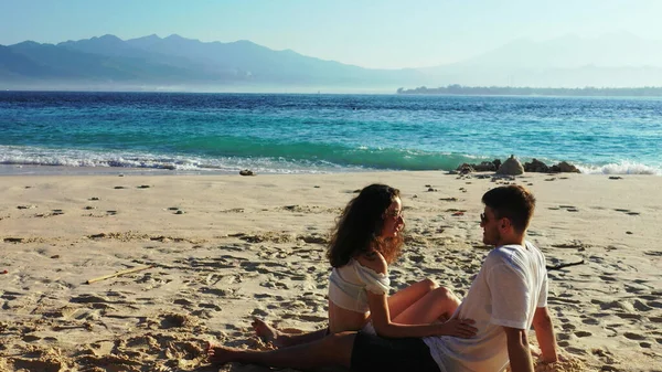 Coppia Sulla Spiaggia — Foto Stock