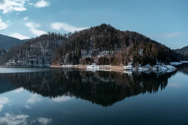 美丽的风景 山中有湖 — 图库照片