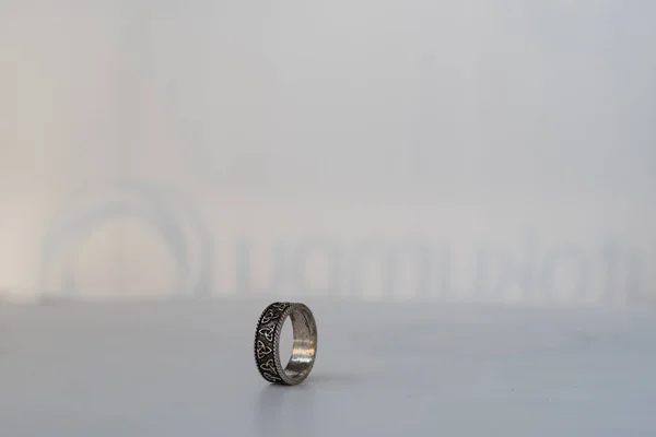 Zilveren Metalen Ring Een Witte Achtergrond — Stockfoto