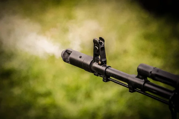 Rifle Caça Com Uma Arma Fundo Uma Fumaça Preto Branco — Fotografia de Stock