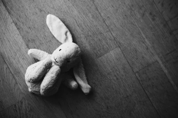 Старий Дерев Яний Іграшковий Кролик Сірому Фоні — стокове фото