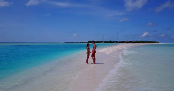 Coppia Romantica Sulla Spiaggia Alle Maldive — Foto Stock