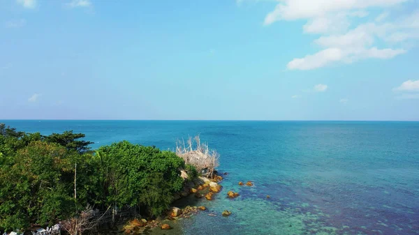 Bella Spiaggia Tropicale Con Mare Cielo Blu — Foto Stock