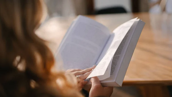 若い女性は図書館で本を読む — ストック写真