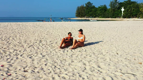 Giovane Coppia Sulla Spiaggia — Foto Stock