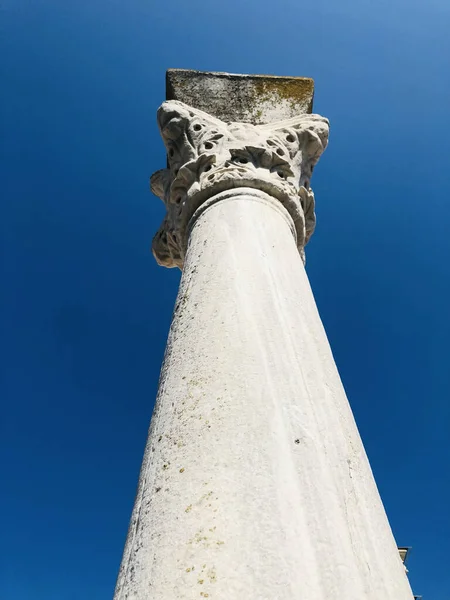 Αρχαία Ρωμαϊκή Στήλη Στην Πόλη Της Ρώμης Στην Ιταλία — Φωτογραφία Αρχείου