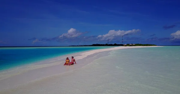 Красивая Пара Пляже Мальдивах — стоковое фото