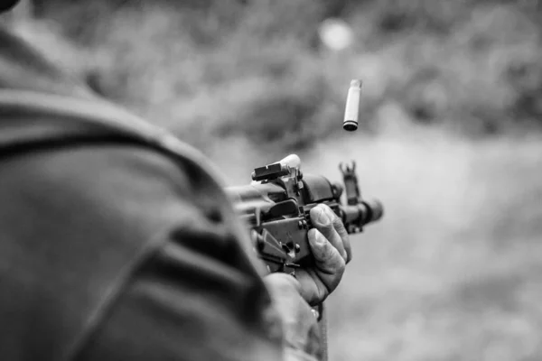 Mann Mit Waffe Den Händen Eines Soldaten — Stockfoto