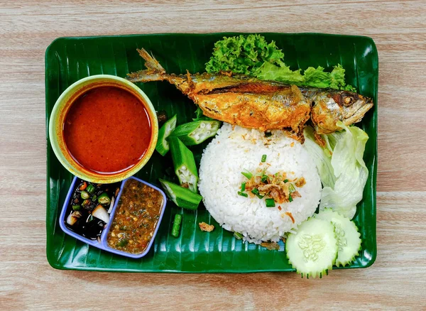 用米饭和蔬菜做的泰式炸猪肉 — 图库照片