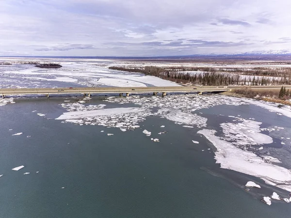冬季的河流鸟瞰图 — 图库照片