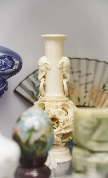 Nahaufnahme Einer Weißen Keramikvase Mit Einem Glas Wasser — Stockfoto