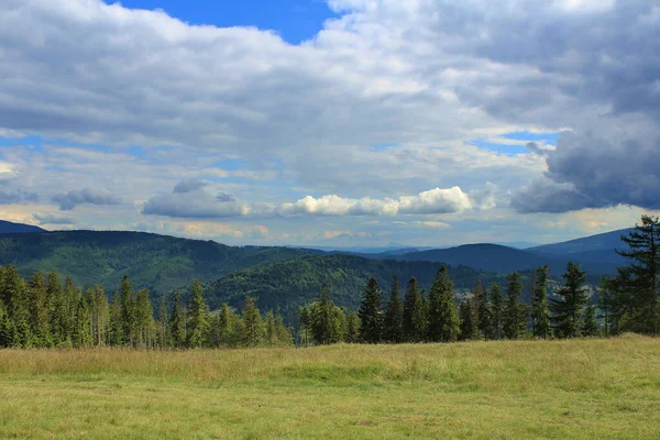 Krásná Krajina Horami Modrá Obloha — Stock fotografie