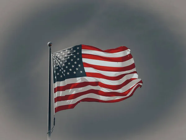 Flagge Weht Vor Wolkenverhangenem Himmel — Stockfoto