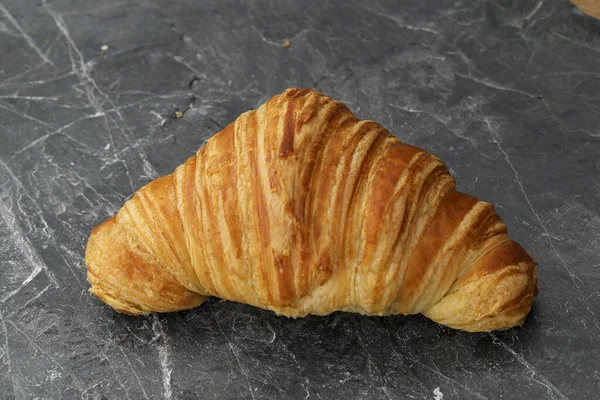 Friss Croissant Fekete Tányéron — Stock Fotó