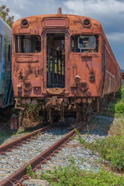 城里旧的生锈的火车头 — 图库照片