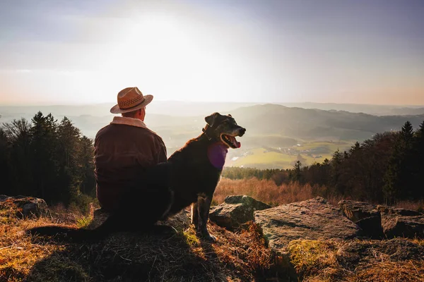 Man Met Hond Achtergrond Van Berg — Stockfoto