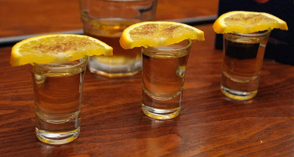 Tequila Com Limão Limão Sobre Fundo Madeira — Fotografia de Stock