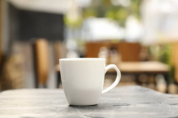 Чашка Кави Дерев Яному Столі Кафе — стокове фото