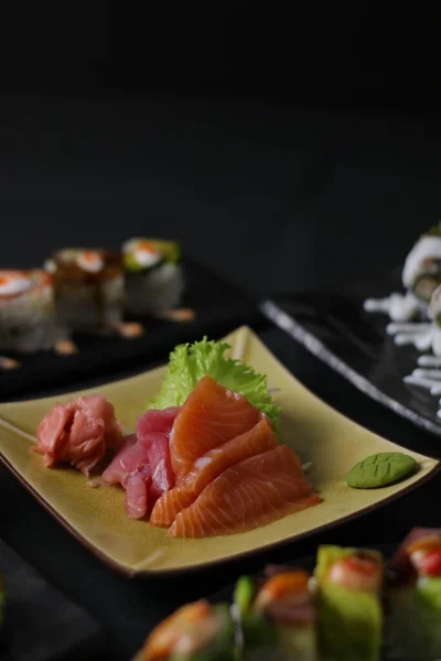 Sushi Som Svart Bakgrund — Stockfoto