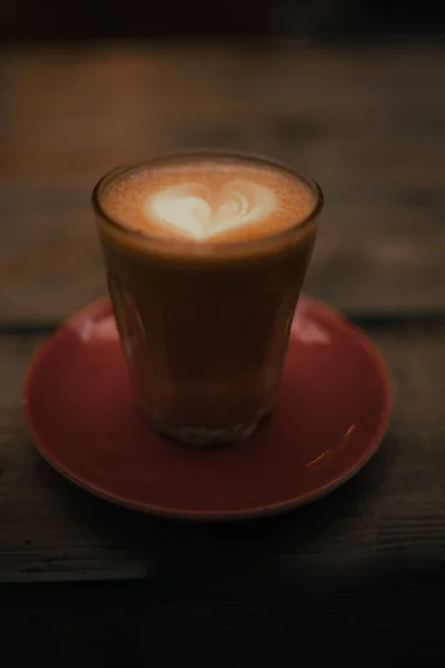 Filiżanka Kawy Latte Cappuccino Drewnianym Stole Zbliżenie — Zdjęcie stockowe