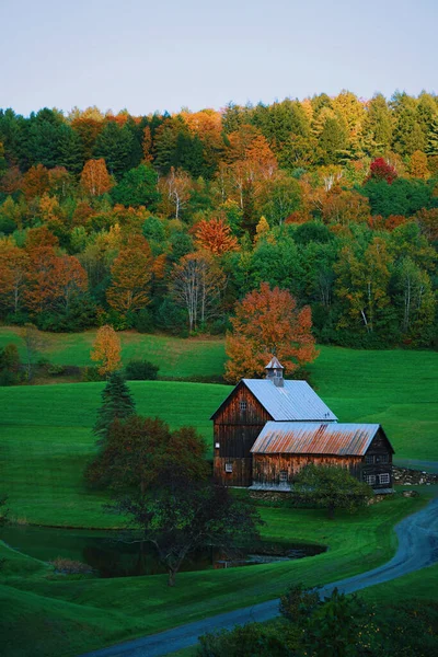 Prachtig Herfstlandschap Met Een Houten Huis — Stockfoto