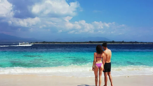 Coppia Sulla Spiaggia Nelle Maldive — Foto Stock