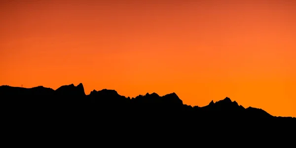 Ηλιοβασίλεμα Στα Βουνά Στο Φόντο Της Φύσης — Φωτογραφία Αρχείου