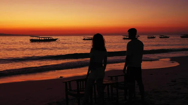 Silhouette Una Coppia Sulla Spiaggia Tramonto — Foto Stock