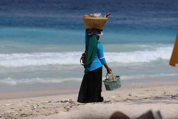 Женщина Зонтиком Пляже — стоковое фото
