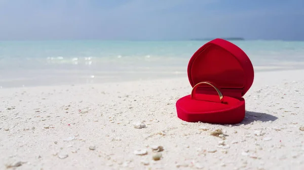 Coração Vermelho Anel Areia Praia — Fotografia de Stock