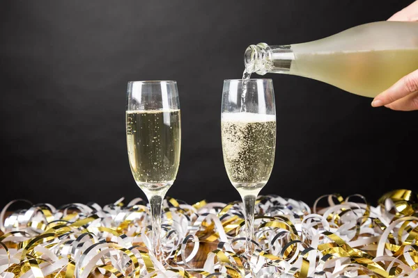 Champagne Bril Met Sprankelende Confetti Zwarte Achtergrond — Stockfoto