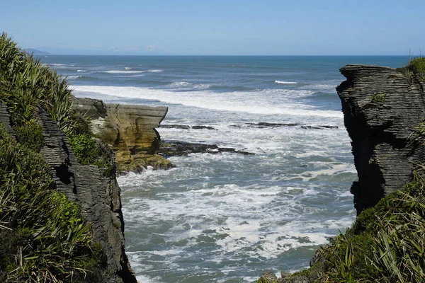 Schöner Blick Auf Die Meeresküste Vor Naturkulisse — Stockfoto