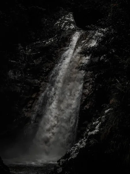 Dağlarda Güzel Bir Şelale — Stok fotoğraf
