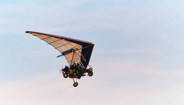 Homem Voando Céu — Fotografia de Stock