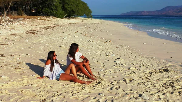 Молода Жінка Сидить Пляжі Дивиться Камеру — стокове фото
