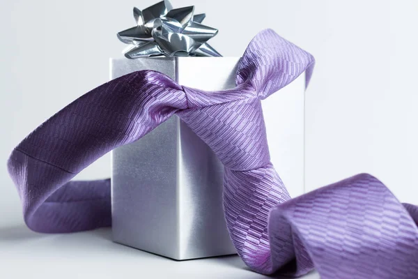 Boîte Cadeau Avec Cravate Sur Fond Blanc — Photo